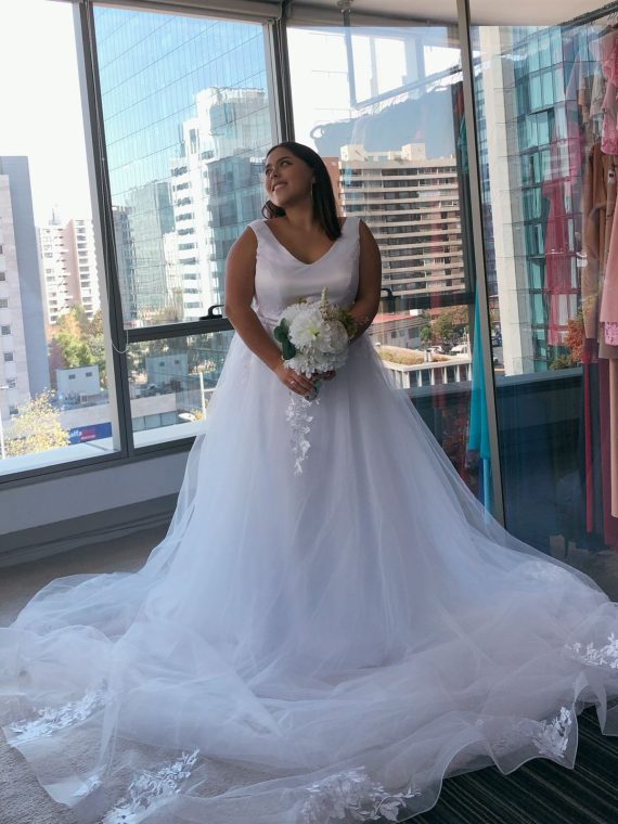 Modelo Nevada - Vestido largo con corsé de satín, falda adicional de tul, sin mangas.