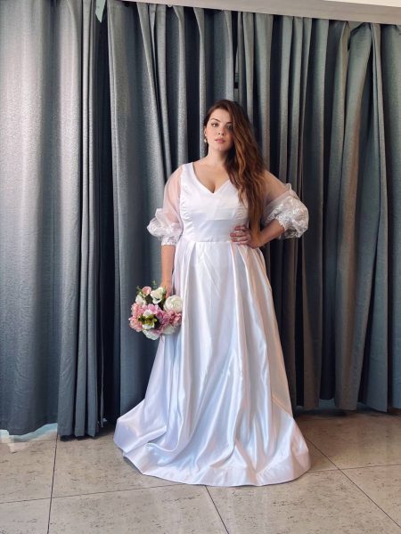Modelo Dublín - Vestido largo con escote en V, mangas globo con puño y falda larga de satin.