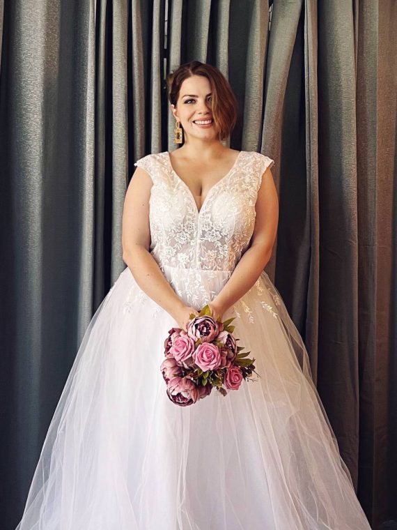 Modelo Los Ángeles - Vestido largo blanco sin mangas y con Escote V