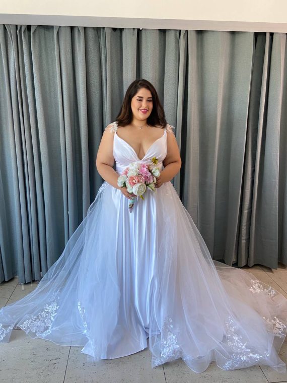 Modelo Turín - Vestido largo scote profundo, con corse, mangas de encaje y falda larga con cola de tul