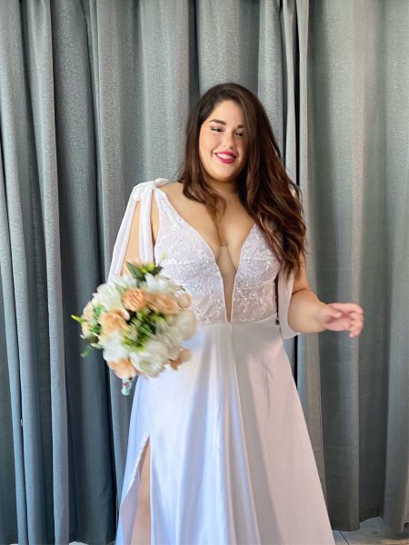 Modelo Budapest - Vestido largo blanco con top de encaje y tiras de gasa, falda de satin con tajo