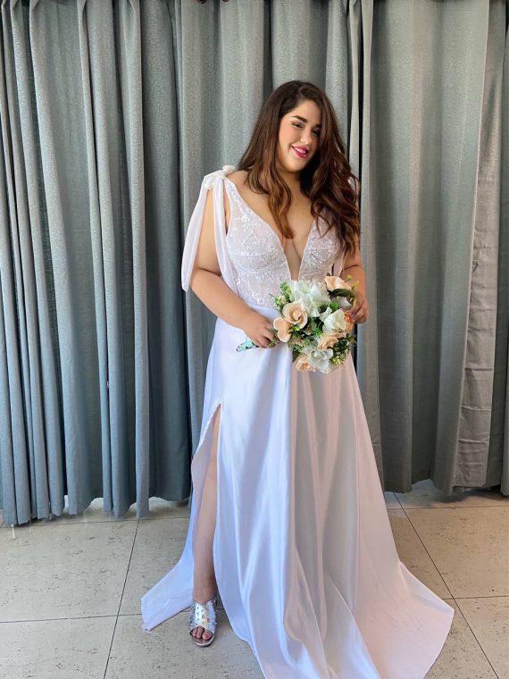 Modelo Budapest - Vestido largo blanco con top de encaje y tiras de gasa, falda de satin con tajo