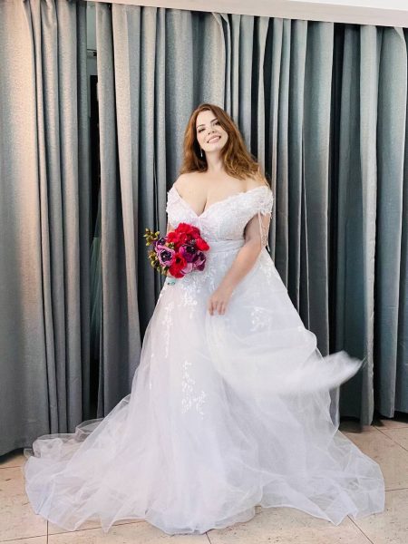 Modelo Adel - Vestido con top y manga de encaje y piedras y falda larga de tul bordado