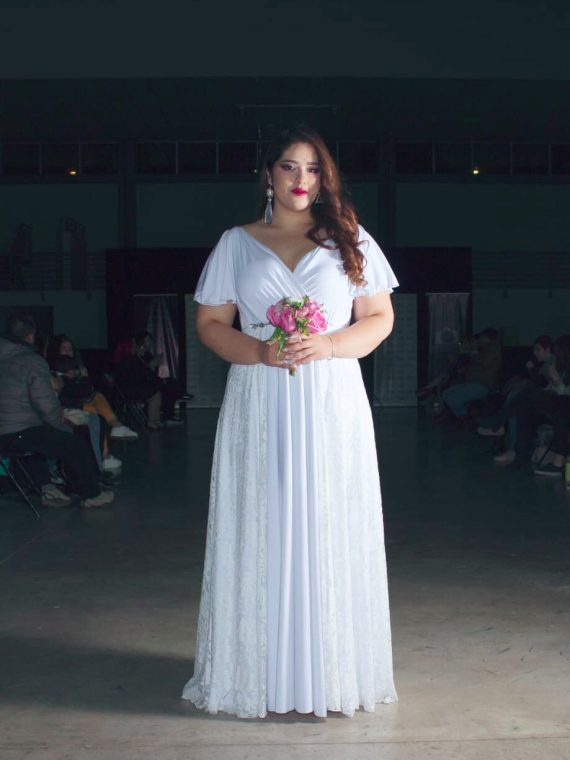 Vestido Nataly con mangas y y falda de lycra con encaje
