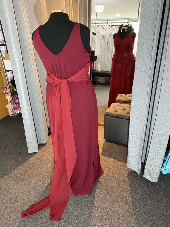 Vestido Jeniffer color Burdeo con tiras de gasa multiformas falda Larga "Apegada" Talla : "L-XL"