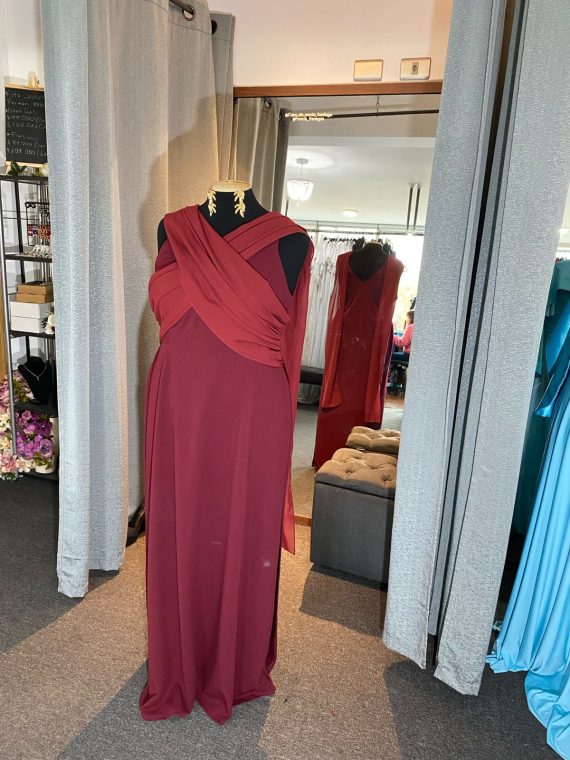 Vestido Jeniffer color Burdeo con tiras de gasa multiformas falda Larga "Apegada" Talla : "L-XL"