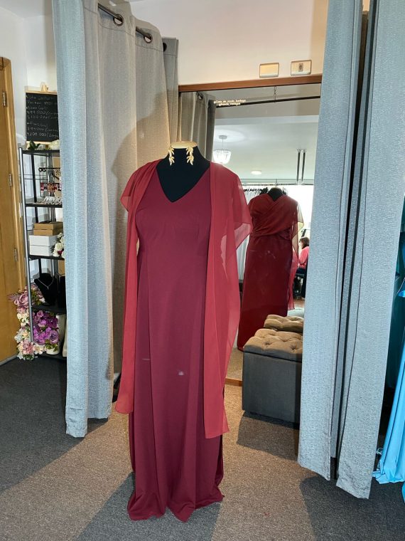 Vestido Jeniffer color Burdeo con tiras de gasa multiformas falda Larga "Apegada" Talla : "L-XL"
