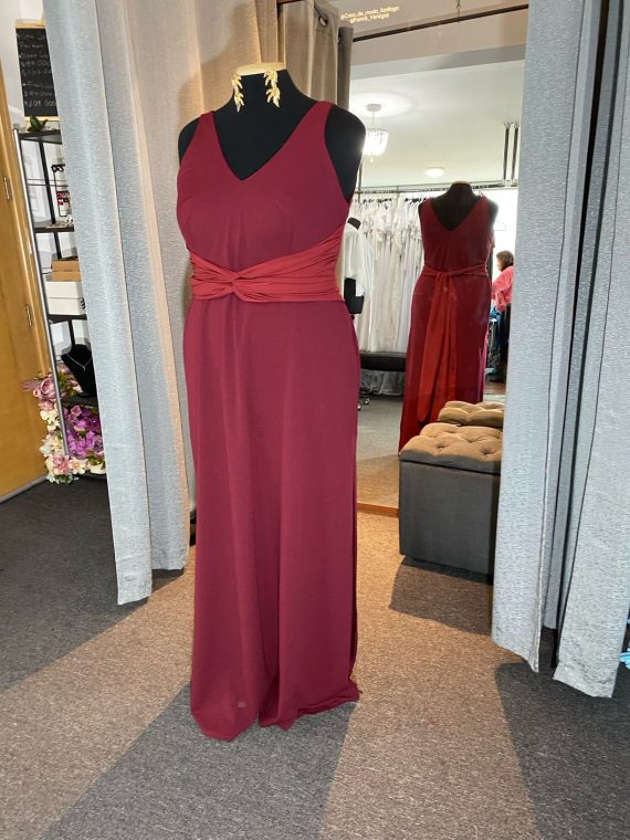 Vestido Jeniffer color Burdeo con tiras de gasa multiformas falda Larga "Apegada" Talla : "L-XL"