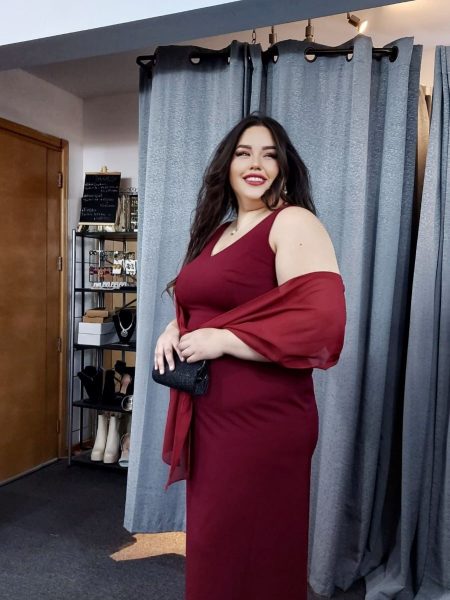 Vestido Jeniffer color Burdeo con tiras de gasa multiformas falda Larga "Apegada" Talla : "L-XL"