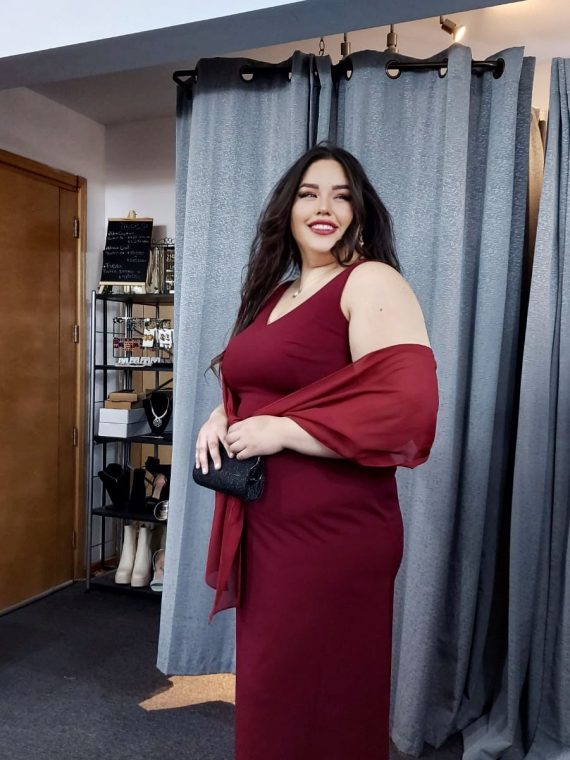 Vestido Jeniffer color Burdeo con tiras de gasa multiformas falda Larga "Apegada" Talla : "L-XL"