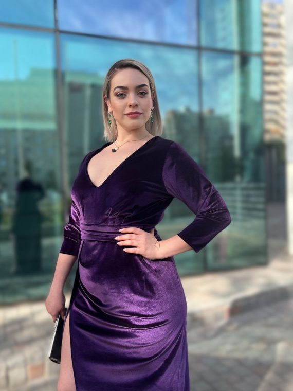 Vestido Amaral color Morado Obispo con mangas 3/4  falda Larga "Apegada" con tajo Talla : "L-XL"