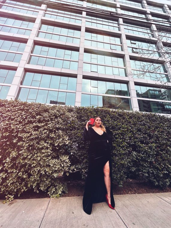 Vestido Amaral color negro con mangas largas de Terciopelo espalda en "V" "Apegada" con tajo Talla : "L-XL"