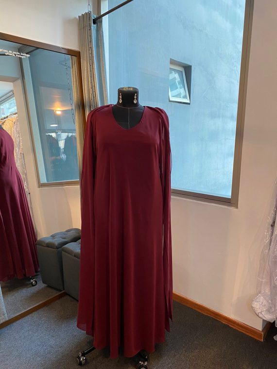 Vestido Gladys color burdeo con mangas de Gasa falda Larga Corte Recto Talla : "L-XL"