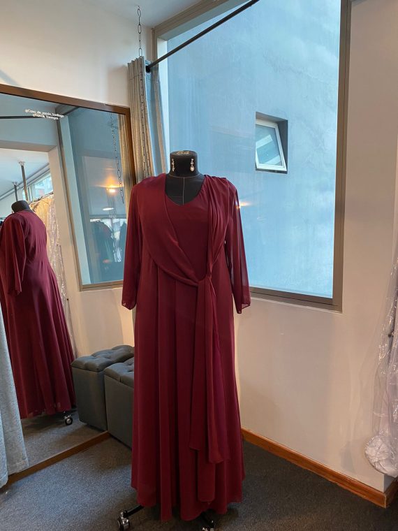 Vestido Gladys color burdeo con mangas de Gasa falda Larga Corte Recto Talla : "L-XL"