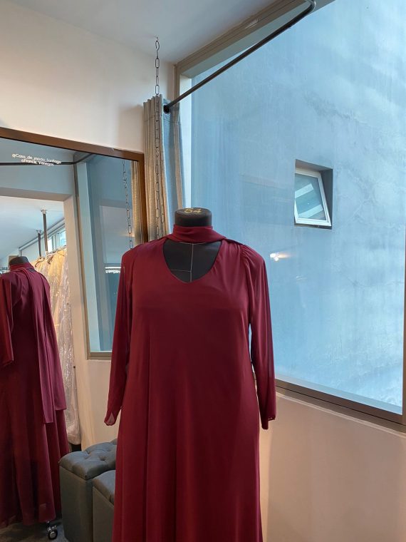 Vestido Gladys color burdeo con mangas de Gasa falda Larga Corte Recto Talla : "L-XL"