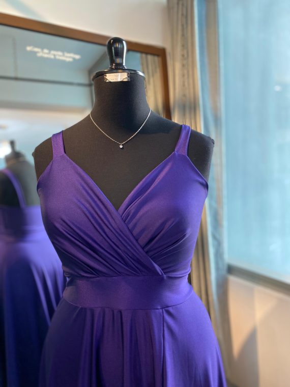Vestido Luciana color Morado obispo sin mangas y falda larga con tajo