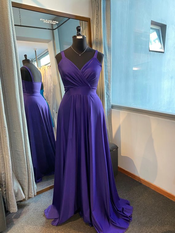 Vestido Luciana color Morado obispo sin mangas y falda larga con tajo