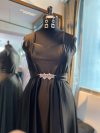 Vestido Diva con falda Larga de Satín color negro sin mangas talla "L-XL"