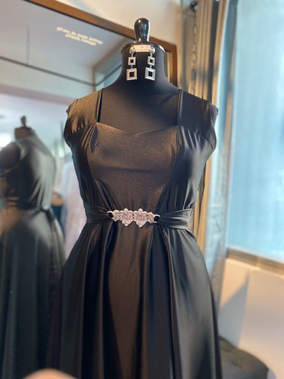 Vestido Diva con falda Larga de Satín color negro sin mangas talla "L-XL"