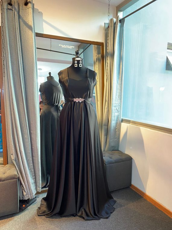 Vestido Diva con falda Larga de Satín color negro sin mangas talla "L-XL"