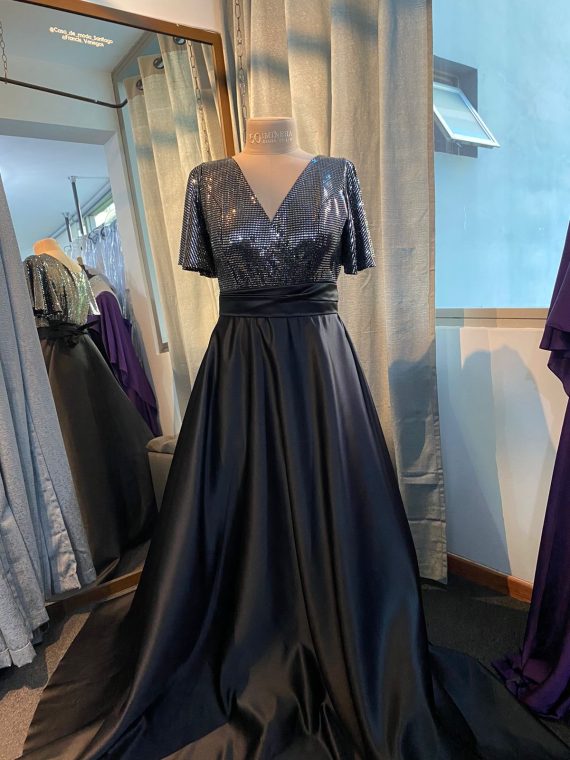 Vestido Mercedes falda larga con tajo color negro con Brillos plata talla "L-XL"