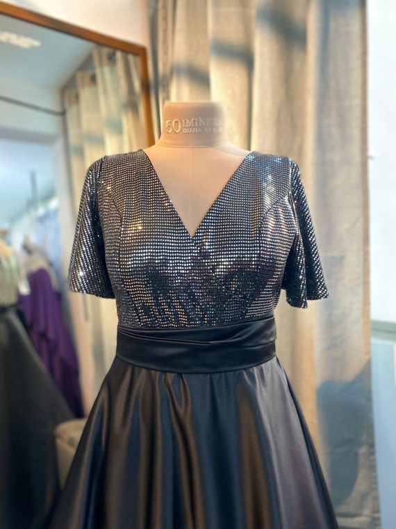 Vestido Mercedes falda larga con tajo color negro con Brillos plata talla "L-XL"