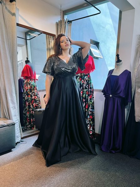 Vestido Mercedes falda larga con tajo color negro con Brillos plata talla "L-XL"