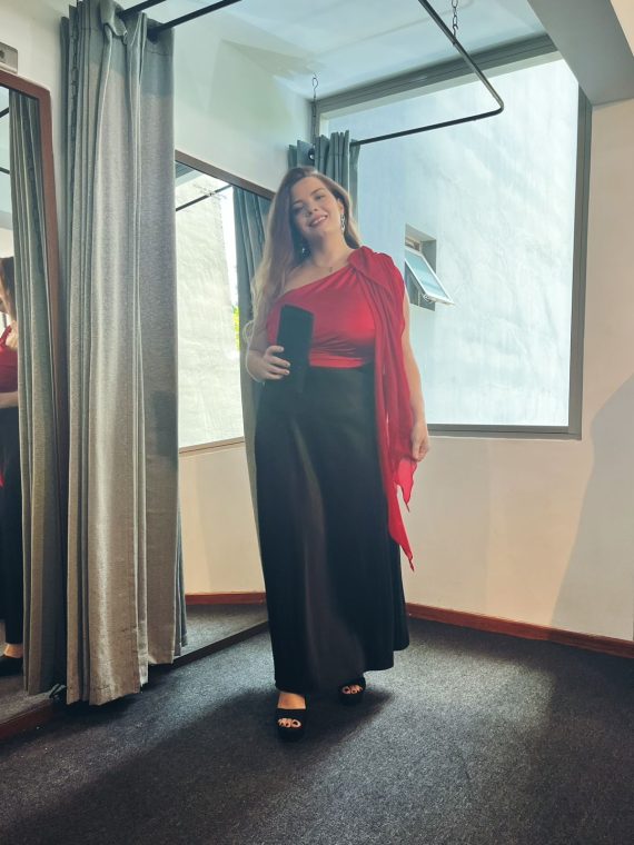 Top Asimétrico color rojo y un lazo hermoso "XL"