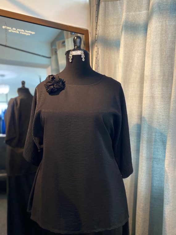 Blusas Semi-Formal color negro Con Mangas (La rosa es opcional)