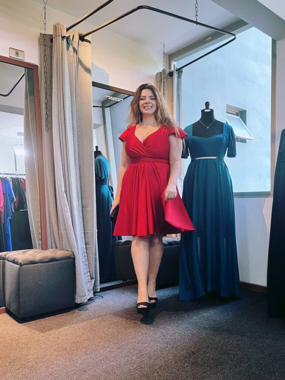 Vestido Lidia con falda corta color Rojo (la espada escote) talla "L-XL"