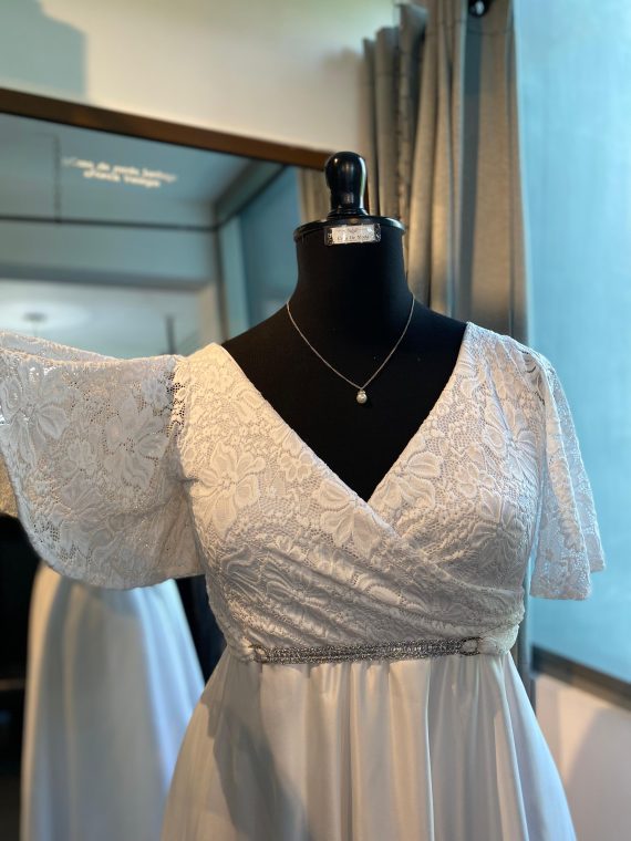 Vestido Verónica con mangas plato de encaje falda larga Satinada talla "3XL" color blanco