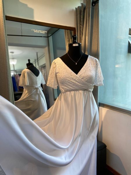 Vestido Verónica con mangas plato de encaje falda larga Satinada talla "3XL" color blanco