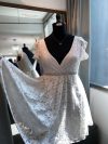 Vestido Emma Espalda con escote en "V" mangas de encaje Talla "L" color blanco falda corta de encaje