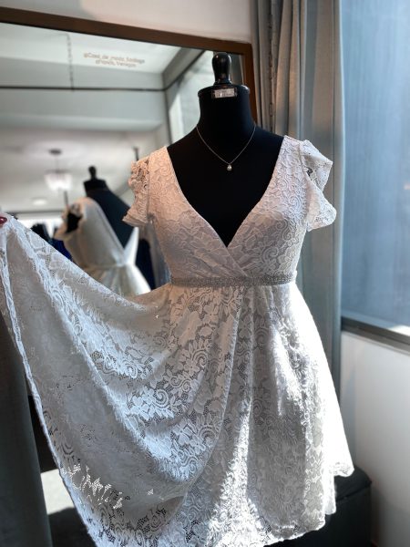 Vestido Emma Espalda con escote en "V" mangas de encaje Talla "L" color blanco falda corta de encaje