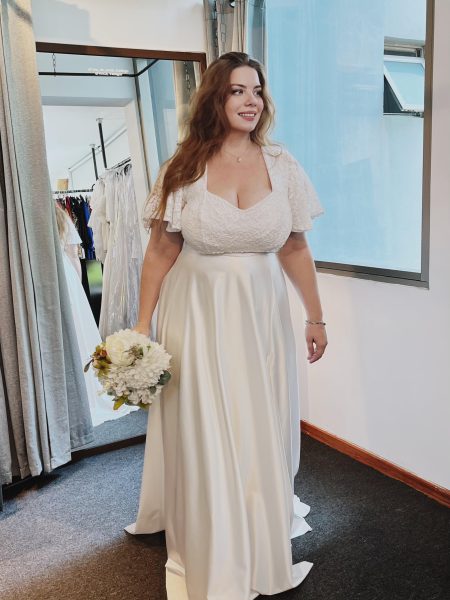 Vestido Diva con mangas plato de encaje falda larga Satinada  talla "2XL" color blanco