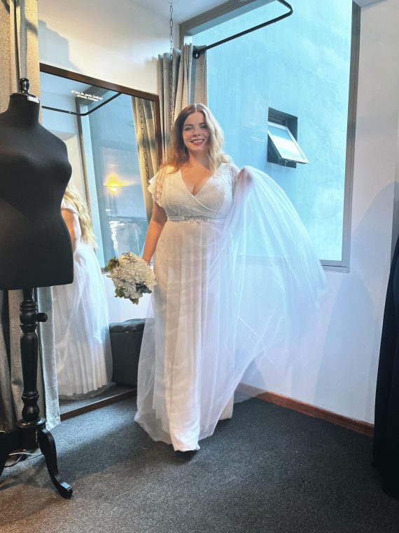 Vestido Mercedes con mangas plato de encaje falda de Tul talla "L-XL" Blanco