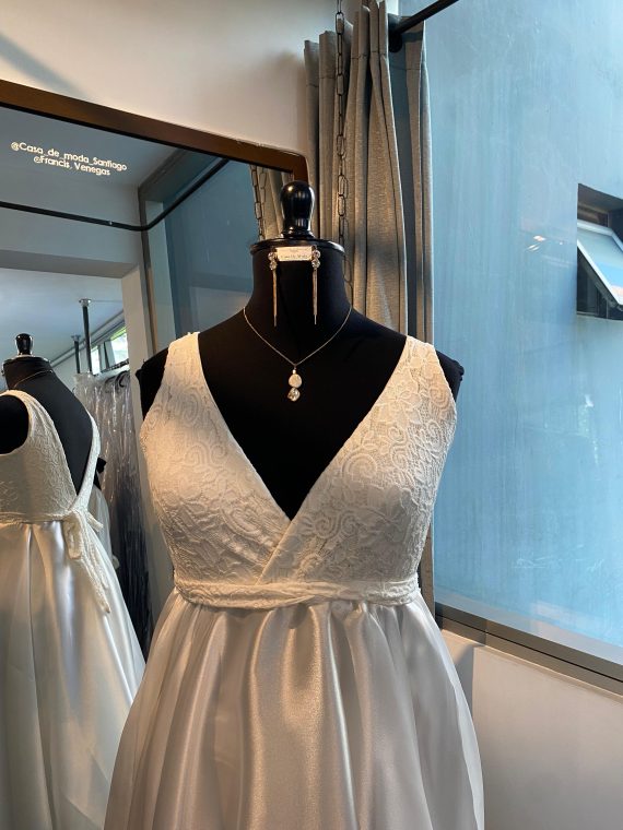 Vestido Emma Espalda con escote en "V" sin mangas "M-L" color blanco falda Larga de Muselina