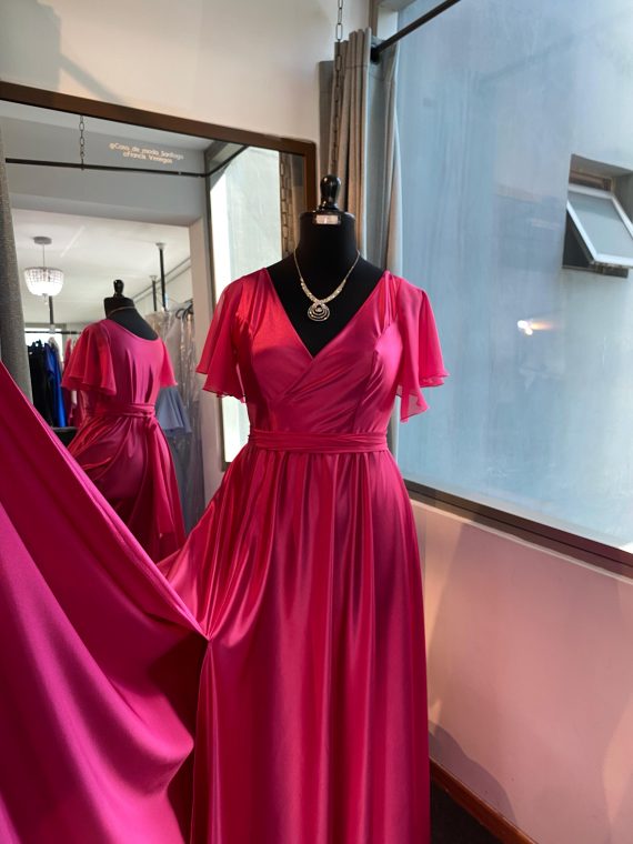 Vestido Mercedes falda larga con tajo color Fucsia con mangas talla "L-XL"