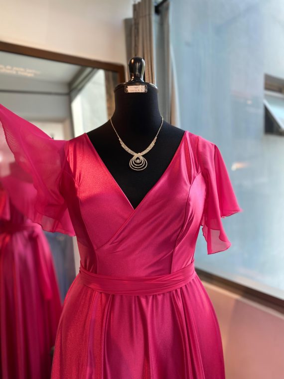 Vestido Mercedes falda larga con tajo color Fucsia con mangas talla "L-XL"