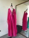 Vestido Lira (Exclusivo para arriendo) color Fucsia bordado con "Alas" de Gasa falda Apegada Talla XXS