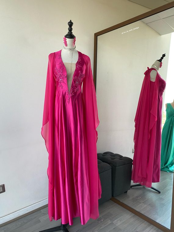 Vestido Lira (Exclusivo para arriendo) color Fucsia bordado con "Alas" de Gasa falda Apegada Talla XXS