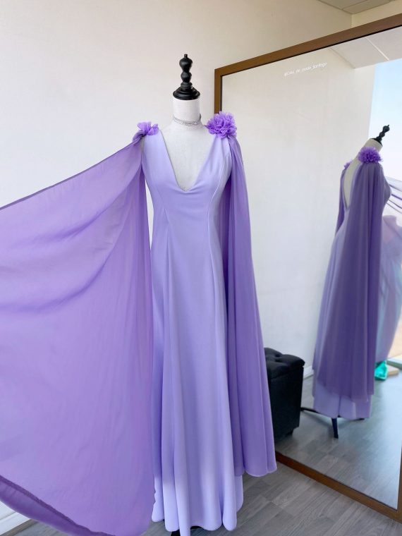 Vestido Marcela color Lila con mangas tipo "Alas" de Gasa falda Larga "Apegada" Talla : "XS-S"