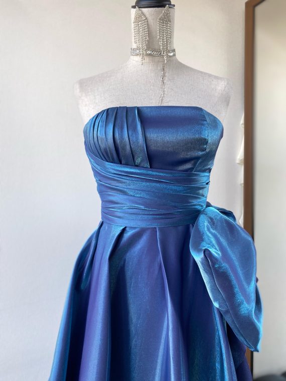 Vestido Largo Coral (Exclusivo para arriendo) de tela Holográfica strapless y falda larga (Corsé) talla "XS" (con lazo opcional)