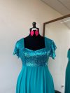 Vestido Diva con falda Larga de Gasa color turquesa con mangas de lentejuelas talla "L-XL"