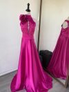 Vestido Magnolia color fucsia cuello Halter bordado con brillos falda Larga piel de Angel Talla : "S-M"
