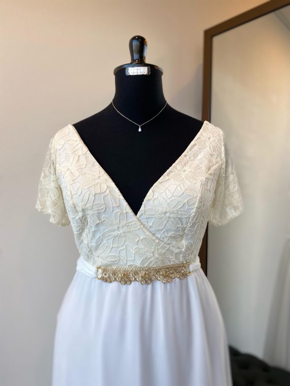 Vestido Mercedes con mangas de encaje marfil con falda asimétrica de gasa talla "M-L"