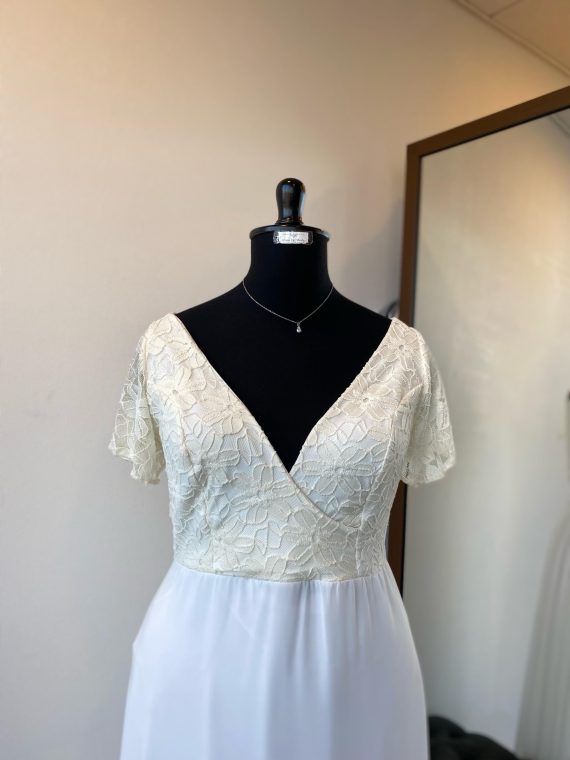 Vestido Mercedes con mangas de encaje marfil con falda asimétrica de gasa talla "M-L"