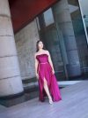 Vestido Jade (Exclusivo) color Magenta strapless y falda larga con tajo  (Corsé) talla "XS" (con guantes opcional)