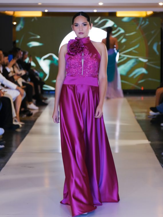 Vestido Magnolia color fucsia cuello Halter bordado con brillos falda Larga piel de Angel Talla : "S-M"