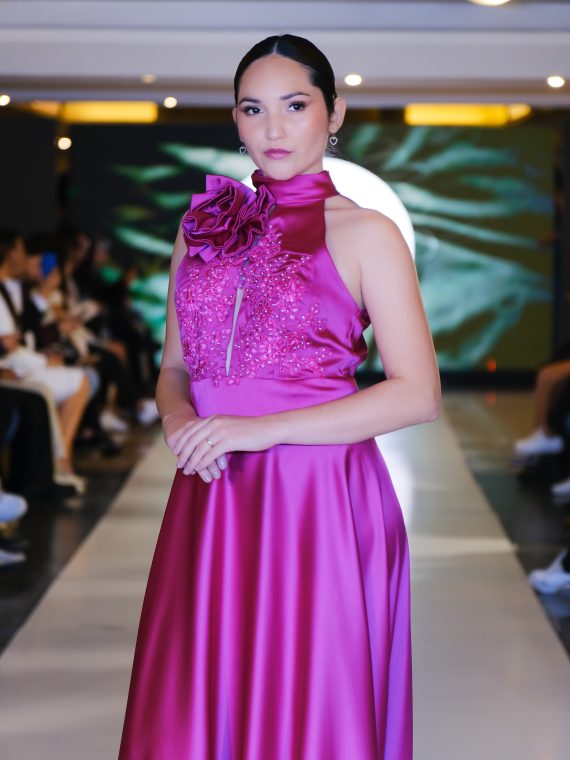 Vestido Magnolia color fucsia cuello Halter bordado con brillos falda Larga piel de Angel Talla : "S-M"